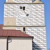 Zegar słoneczny na wieży ratuszowej.