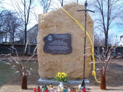 Kamień z tablicą upamiętniającą otwarcie Szlaku Miejsc Papieskich Ziemi Chrzanowskiej. 