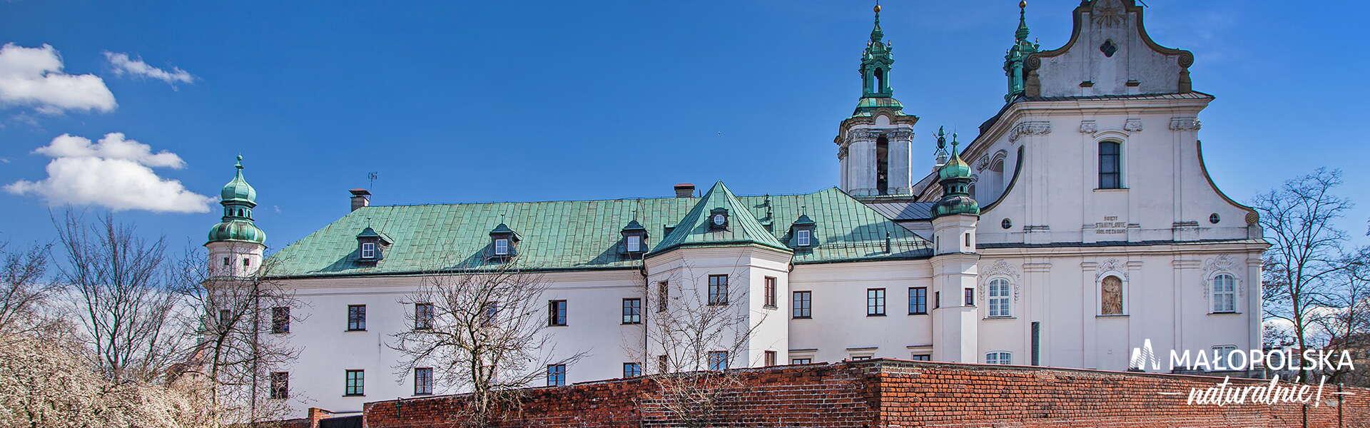 Kompleks sakralny, kościół oraz klasztor paulinów z białą fasadą zwany potocznie kościołem na skałce w Krakowie