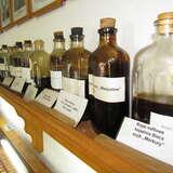 Buteleczki z naftą w Muzeum
