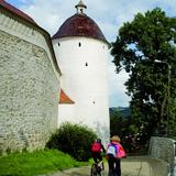Mury Klasztorne z wieżą.