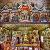 Zdobiony ikonostas w drewnianej cerkwi.