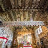 Wnętrze kościoła Dębno, piękne zdobienia i ołtarz główny