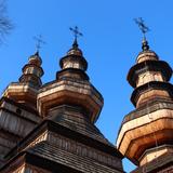 Trzy drewniane wieże cerkwi.