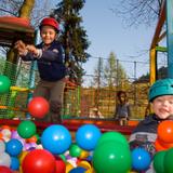 Dzieci bawiące się w parku linowym, wśród kolorowych kulek
