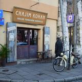 Wejście do restauracji, nad nim duży szyld z nazwą Chajim Kohan.