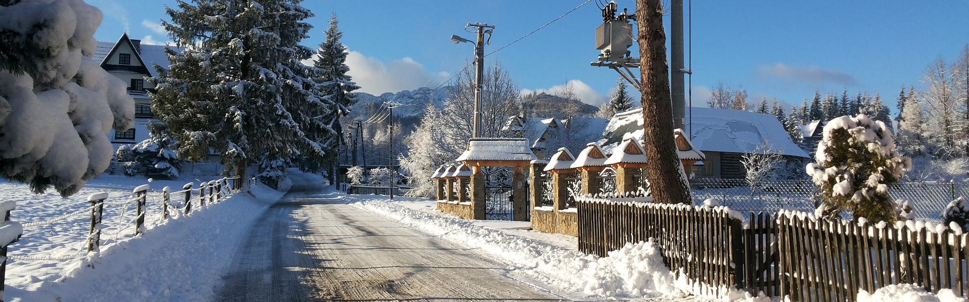 Zdjęcie przedstawiające jedną z ulic Kościeliska zimową porą.