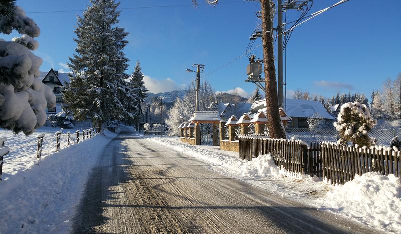 Zdjęcie przedstawiające jedną z ulic Kościeliska zimową porą.