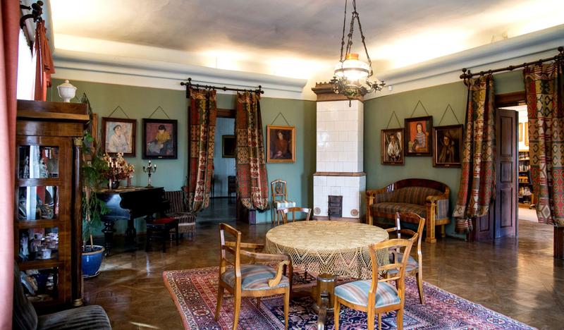 Pokój umeblowany zabytkowymi meblami, utrzymany w staromieszczańskim stylu. Galeria Marii Ritter i Starych Wnętrz Mieszczańskich w Nowym Sączu