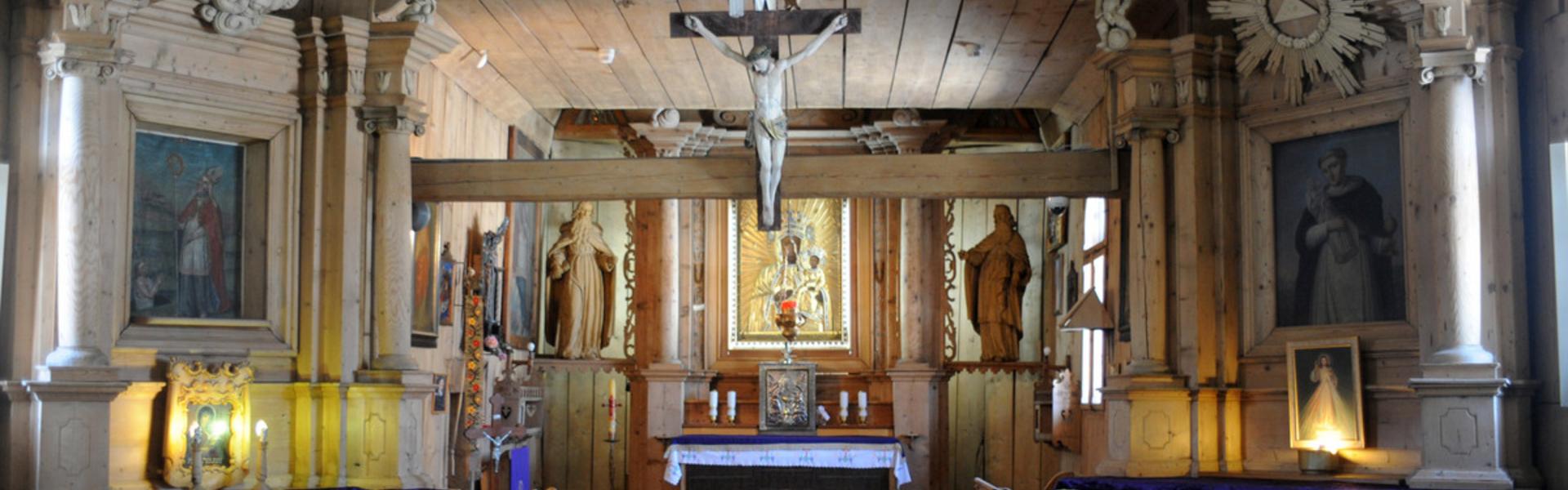 Ołtarze autorstwa Wawrzyńcoka, wnętrze drewnianego kościoła