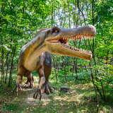 Na pierwszym planie znajduje się dinozaur z Parku Rozrywki w Zatorze.