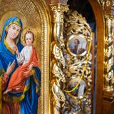 Wizerunek Matki Boskiej z Dzieciątkiem na złotym tle, w złotej ramie, ze złotymi zdobieniami. Obok drzwi ikonostasu i kolejne ikony.