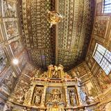 Bogato zdobiony ołtarz w kolorze złotym, ściany prezbiterium i sufit pokryte malowidłami przedstawiającymi między innymi sceny Męki Pańskiej i motywy geometryczne.