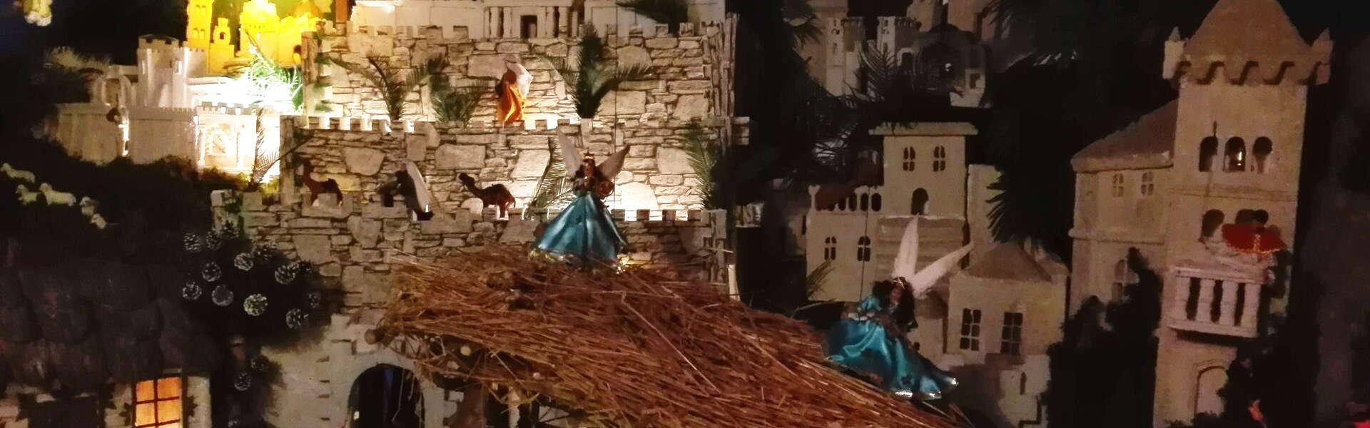 Widok na szopkę bożonarodzeniową z figurkami, aniołów, postaci Maryii, Józefa i Pana Jezusa.
