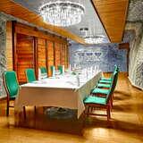 Nieduża sala konferencyjna z dużym, elegancko nakrytym stołem i krzesłami po pięć z prawej i lewej strony. Z lewej ściana solna a w części z drzewa, na wprost i po prawej ściany solne. Na suficie duży panel z dwoma kryształowymi żyrandolami.
