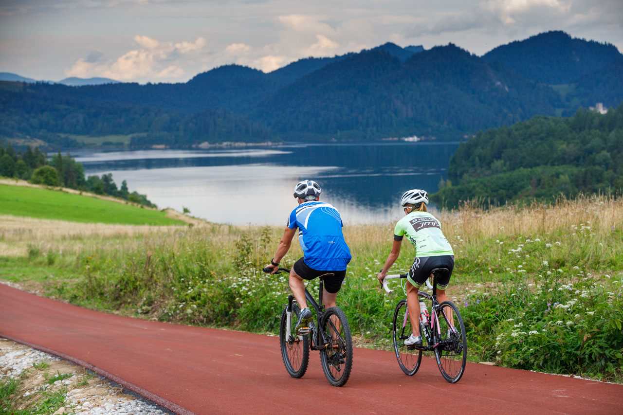 rowerzyści jadący trasą Velo Dunajec w kierunku jeziora Czorsztyńskiego